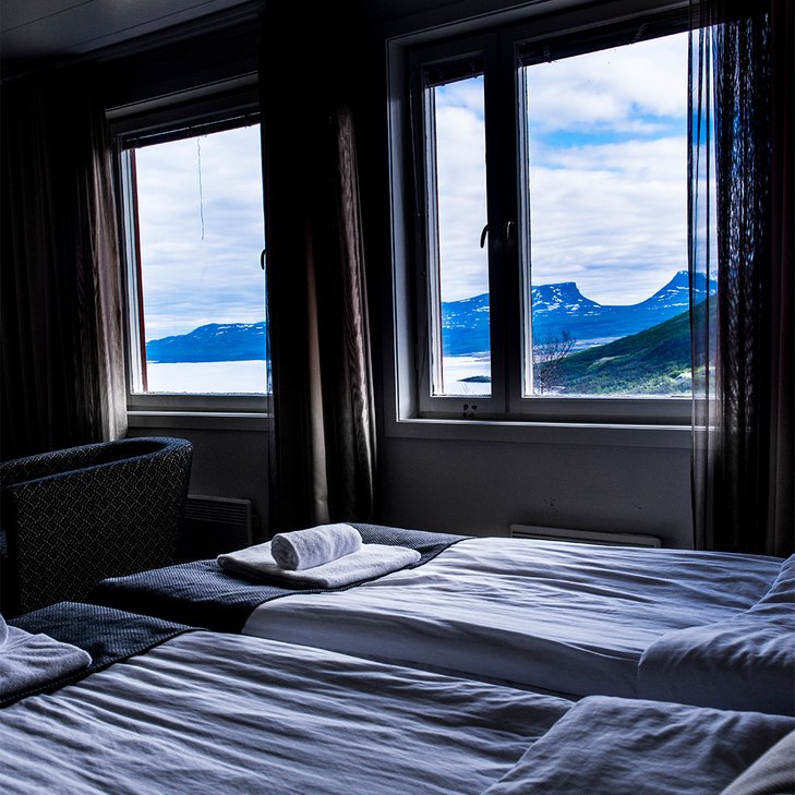 family room with view of Lapporten at Hotel fjället