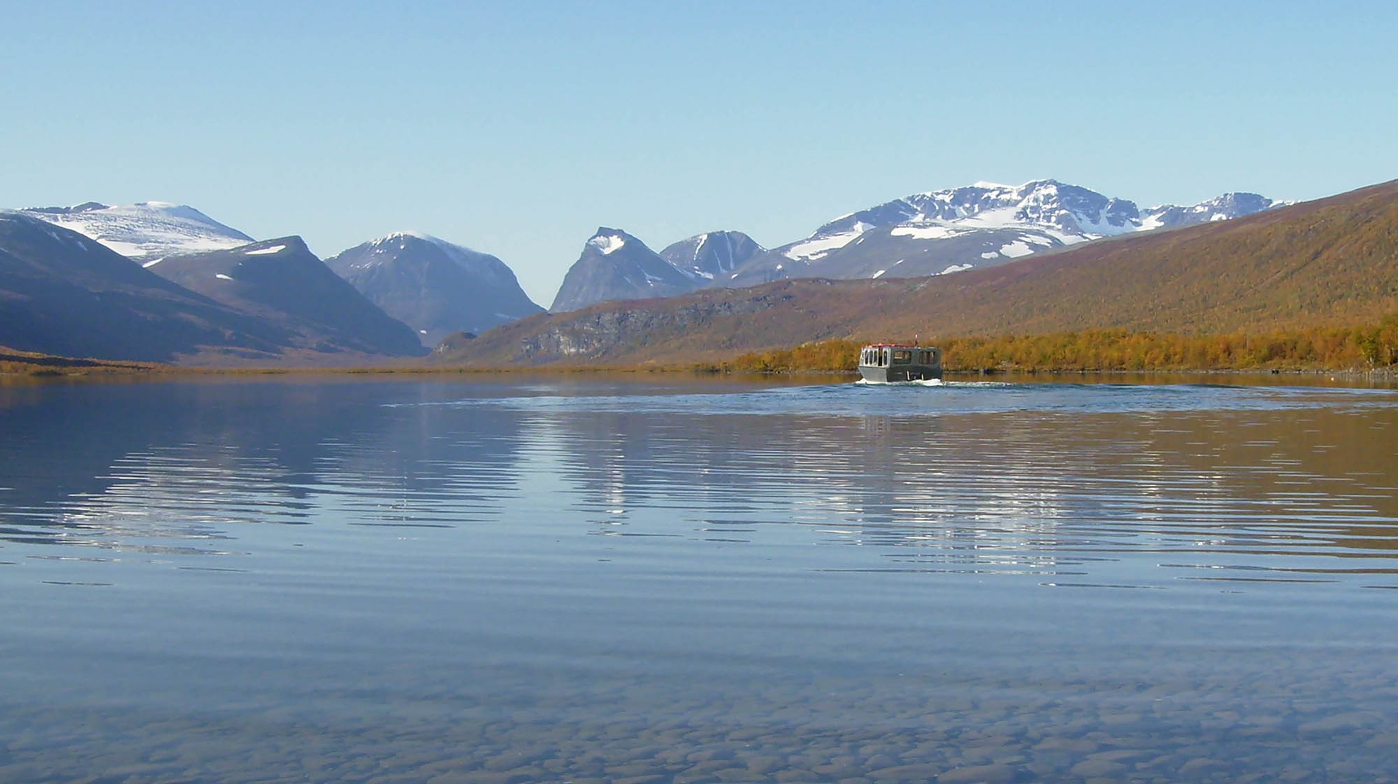 Båt över Láddjujávri