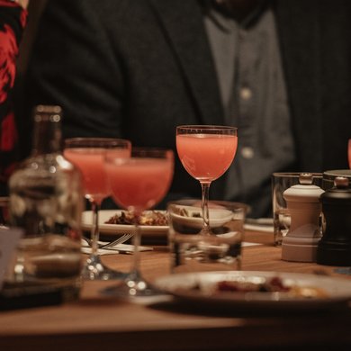 Cocktails och mat på ett middagsbord i restaurang Southside