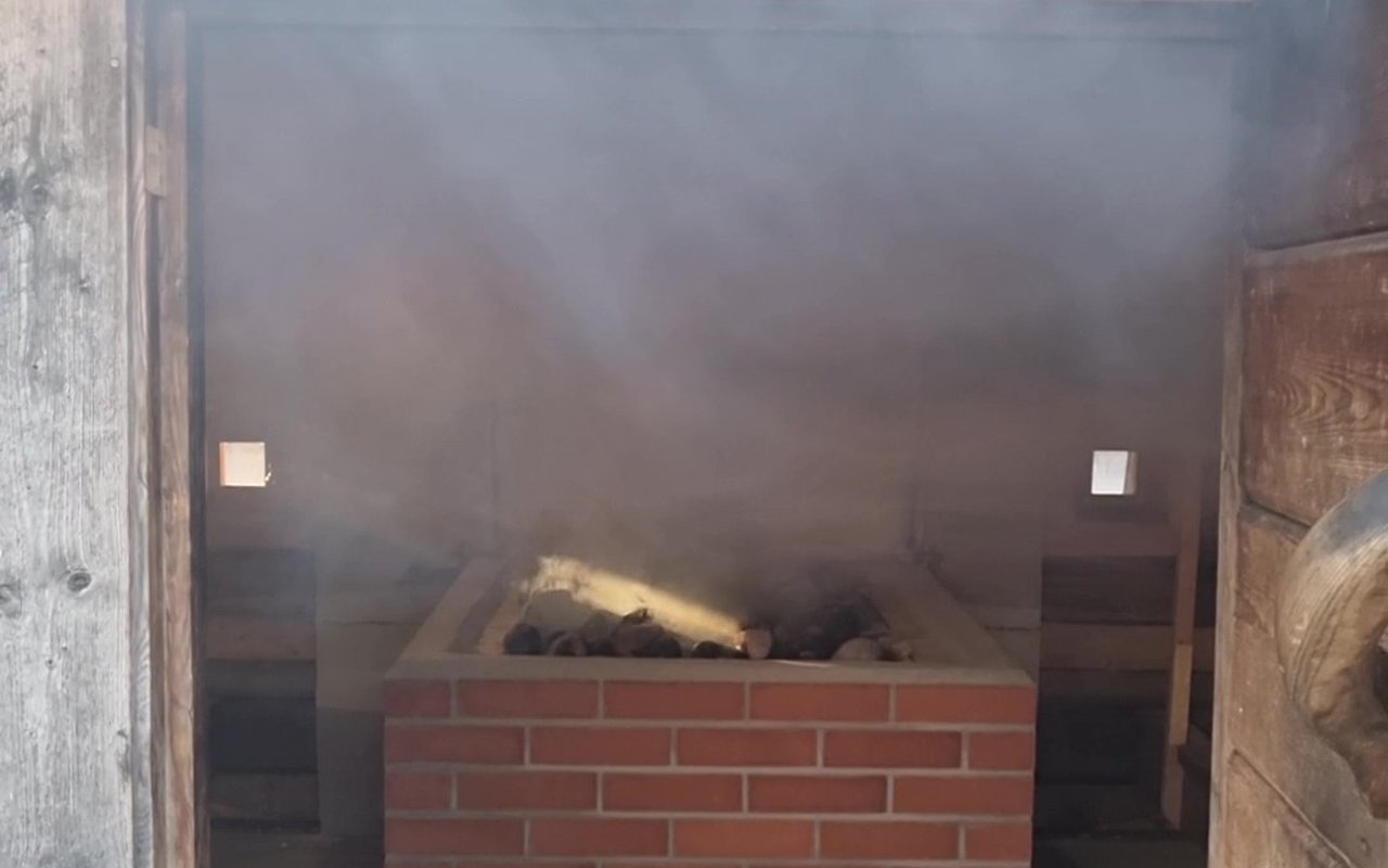 Sveriges största RÖK bastu är tänd