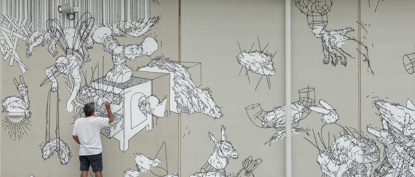 Muhammad Ali arbetar med väggmålningen Under stenen.