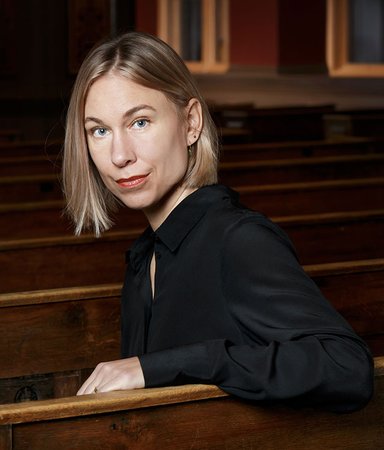 Karin Wik har skrivit en suggestiv spänningsroman i internatskolemiljö