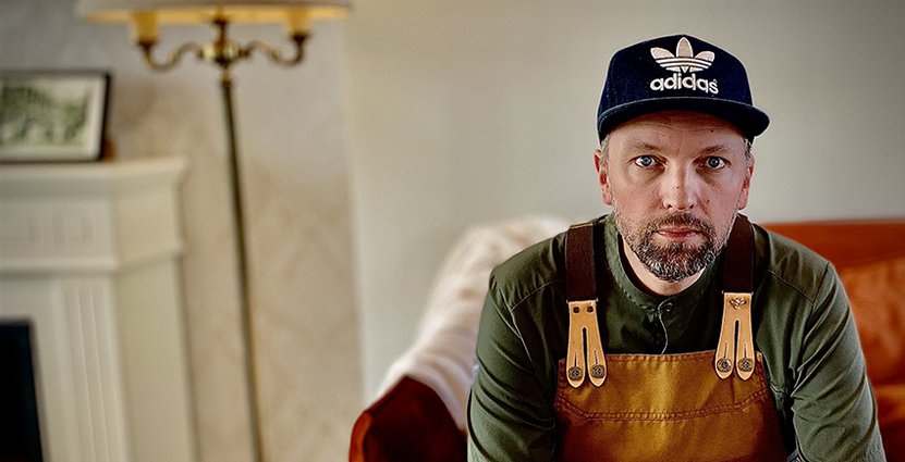 Smörstekt gös med gravad och bakad vit sparris, råhyvlad vit sparris, picklade gröna jordgubbar, wasabimajonäs, friterat rispapper och syrad grädde var en av rätterna som tog Martin Karlsson till finalen.  Foto: Samuel Unéus/Privat