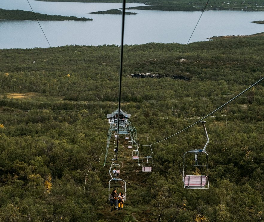 familj &aring;ker liften fr&aring;n Abisko upp p&aring; nuolja