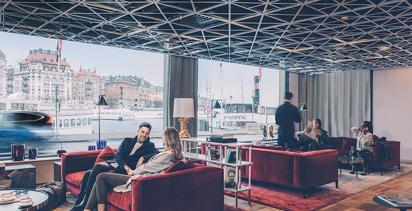 Hotellets nya mer avskalade lobby. 