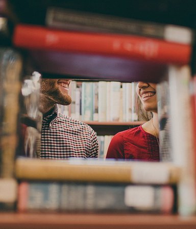 9 varma och härliga böcker om att hitta kärleken i bokmiljöer