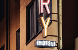 Story Hotels krokar arm med Hyatt