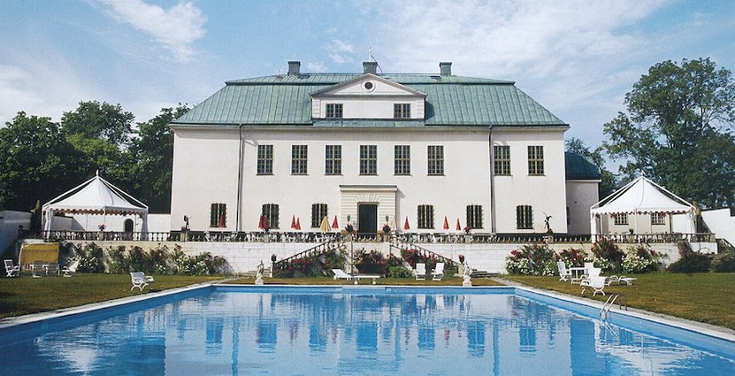 Bland de tidigare som haft slottet som hem finns Torsten Kreuger – som i trädgården lät bygga det som sägs vara Sveriges första pool. 
