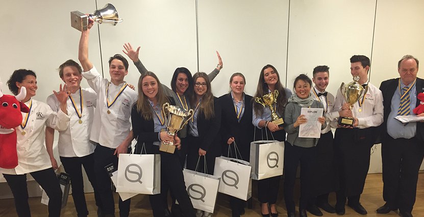 Jaaaaaaa, vi vann! Gymnasie-SM:s överlyckliga vinnare: Från vänster Kristina Holmsen, Fredrik Kristensen och Pontus Dunström, Melia Eckley, Marie Ekberg, Gzime Mehmeti, Sanna Nilsson, Felica Lantz, Camilla Lenander, Oliver Jacobsson, Joel Johansson och Christer Lindeberg. 