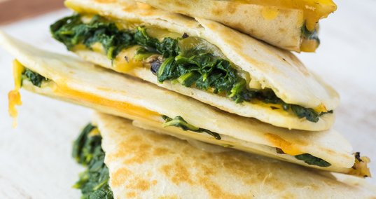 Quesadillas med hummus på gråärt, persilja, spenat och lagrad prästost