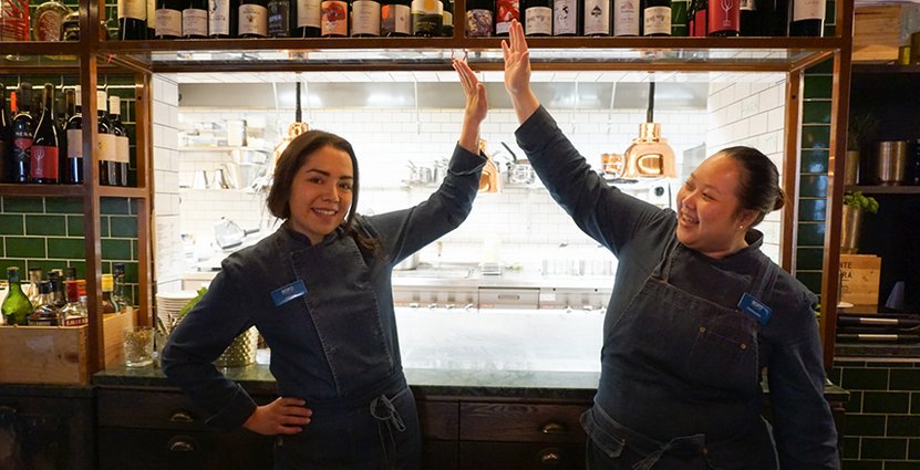 Anabel Parra Ortiz och Chanchira Sribuaon – två nya chefer på Nofo Wine bar.  Foto: Elena Makarovskaia.