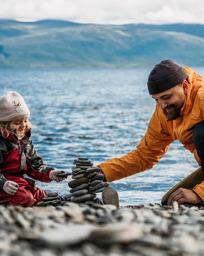 en dotter bygger stentorn med sin pappa
