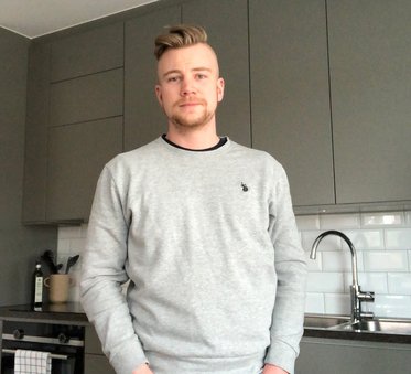 Axel, en av de som köpt lägenhet i vackra Agnes i Fruängen