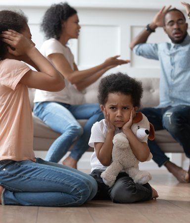 Bonusfamiljer i plast och på låtsas: 8 böcker om barn med skilda föräldrar