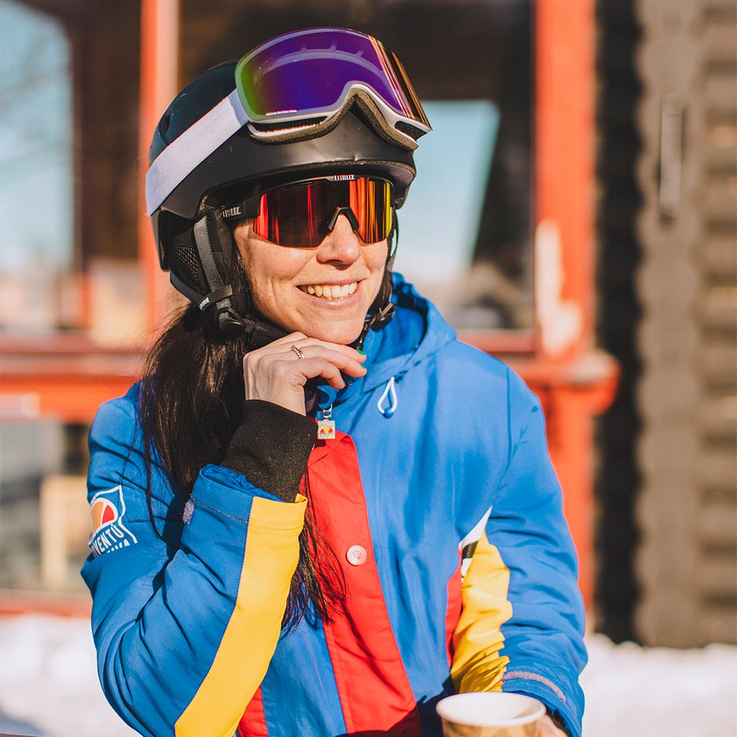 kvinna njuter av fika i solen vid Sn&ouml;baren