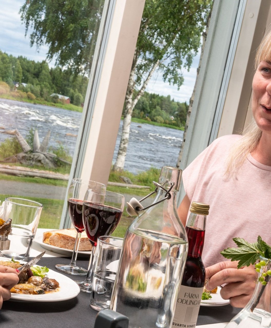 Restaurand med utsikt mot älven