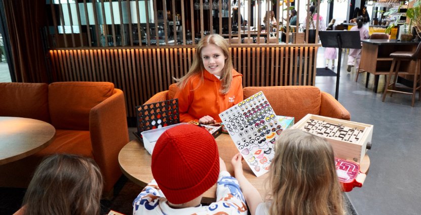 Restaurang-nannyn Della Dufour tar hand om barnen.  Foto: Pressbild