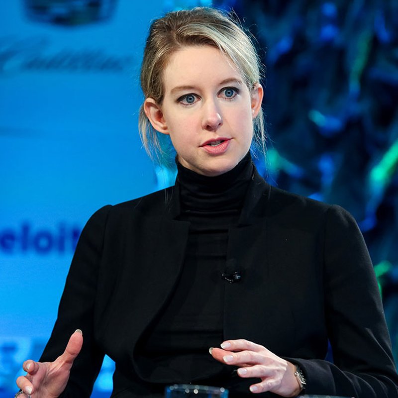 Elizabeth Holmes lurade eliten i USA — här är boken om den osannolika berättelsen