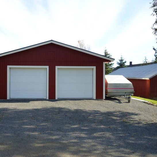 Dubbelgarage med portar på gavelsidan