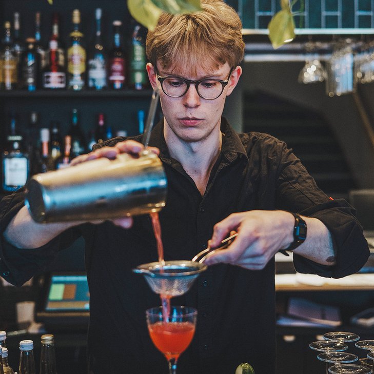 bartender silar en r&ouml;d cocktail