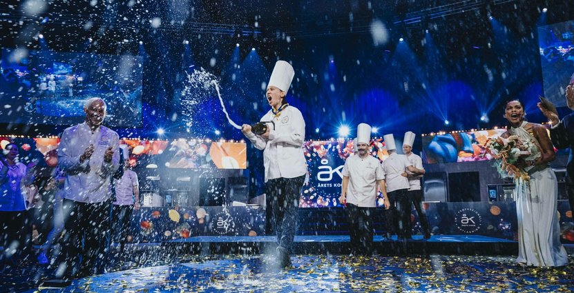 Traditionsenligt champagnesprutande.  Foto: Samuel Unéus