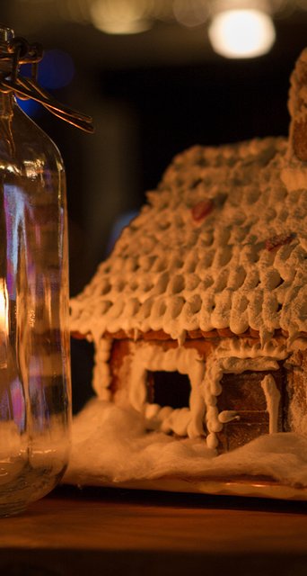 pepparkakshus i st&auml;mningsfull belysning