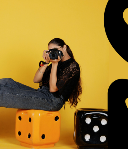 ugc-innhold - kvinne på gul bakgrunn som tar bilde