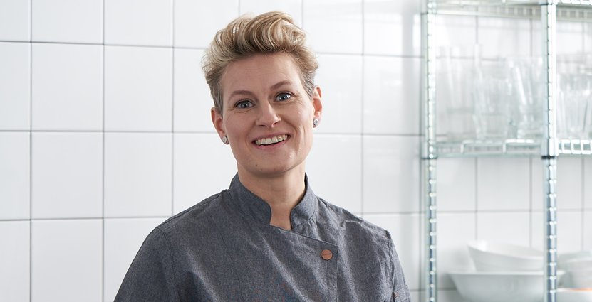 Konditorn och kocken Marie Skogström jobbar gärna i denim. ”Det är slitstarkt, men ger också en ’casual’ känsla”, säger hon.  Foto: Jobeline