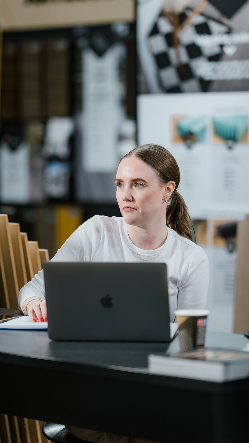 kvinne sitter ved et bord i en byggevarehandel