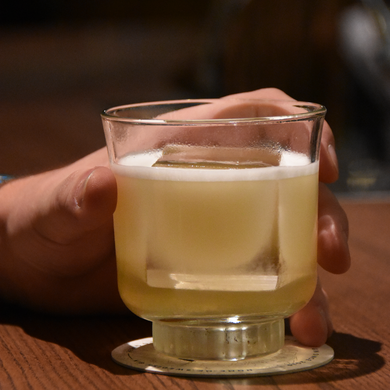 Cocktail i glas på baren