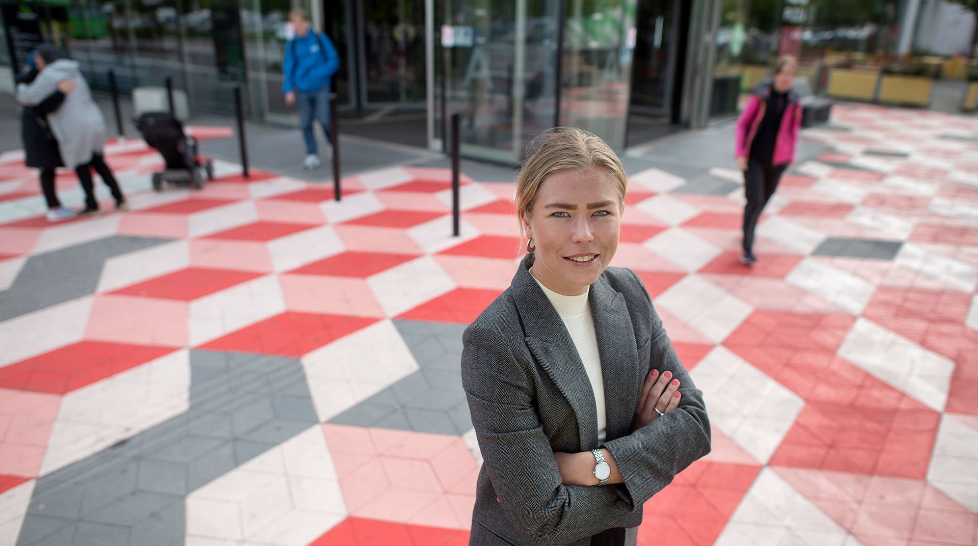 Cecilia Safaee, vd för Hemmaplan, vid Gottsunda Centrums nya markmålning. FOTO. Urban Andersson.