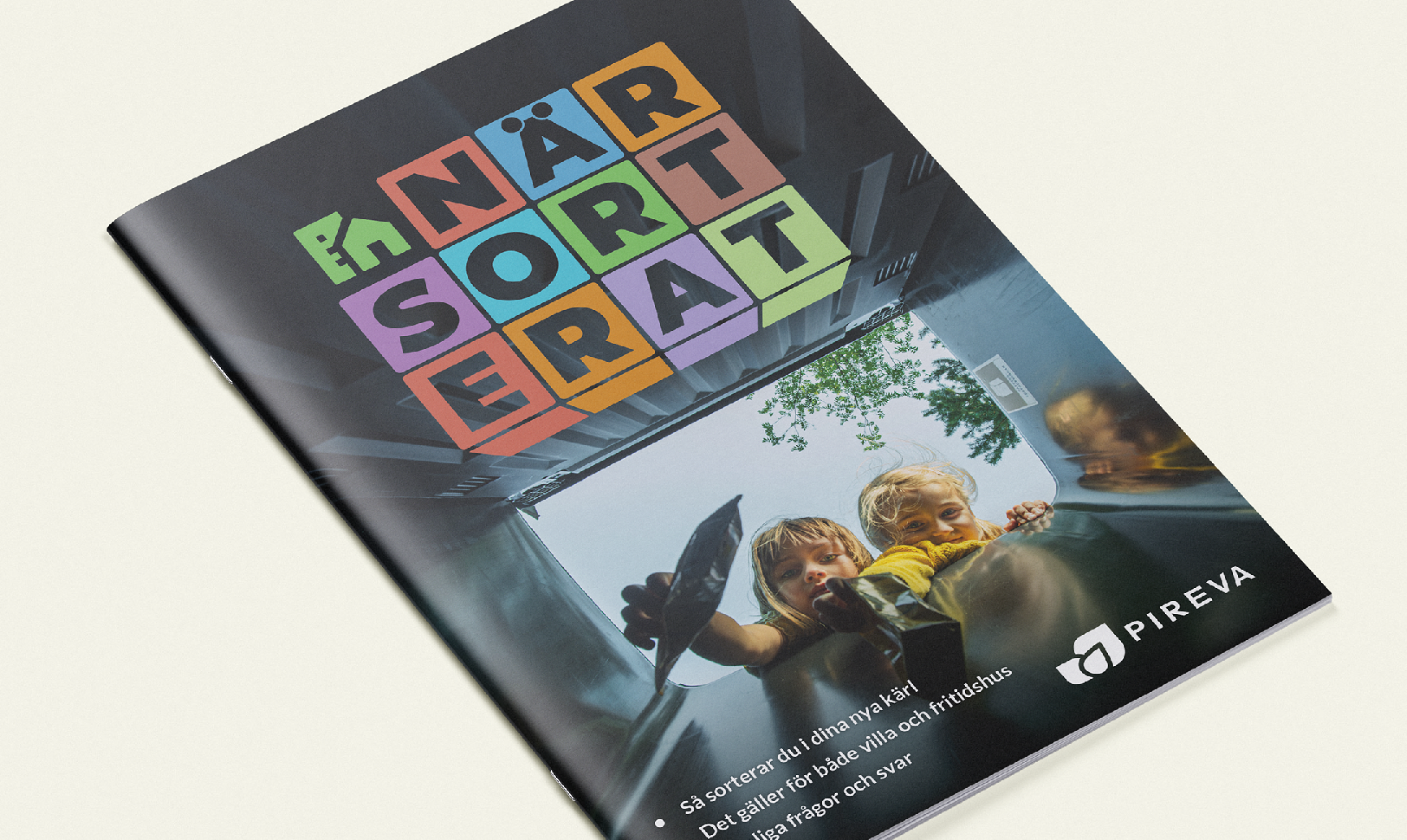 N&auml;rsorterat-brochyr med tv&aring; barn som tittar ner i ett k&auml;rl p&aring; omslaget