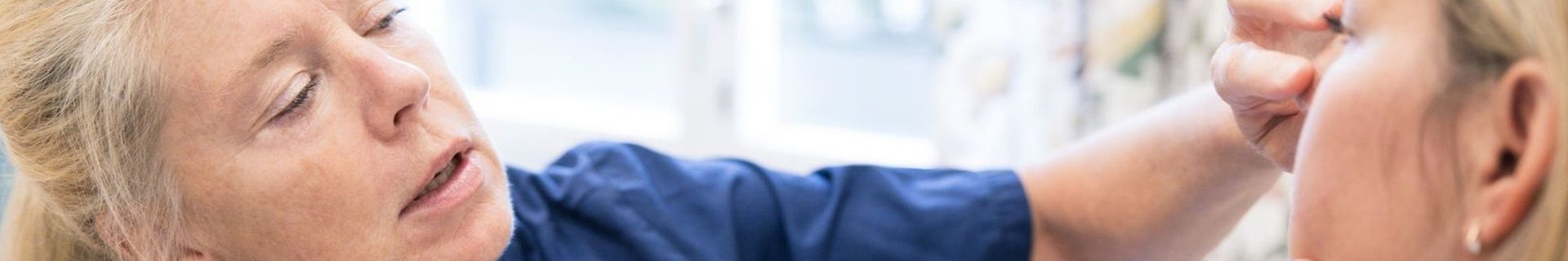 Kvinnlig läkare undersöker patient