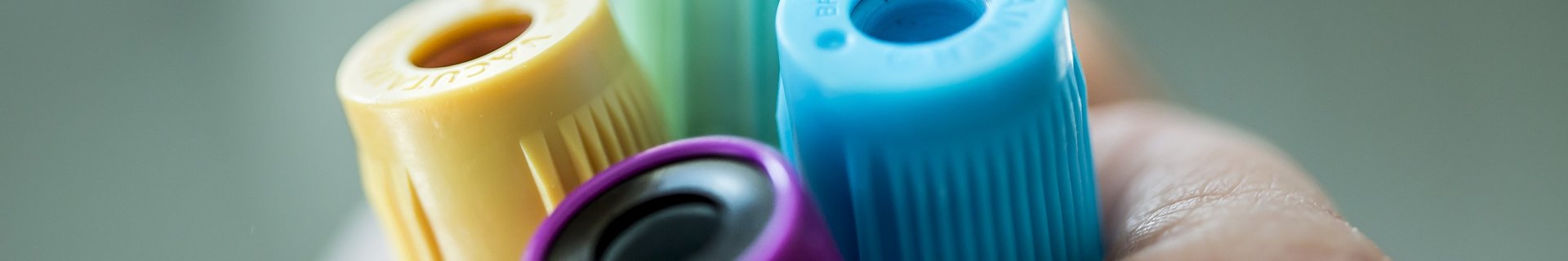 En hand som håller flera provrör