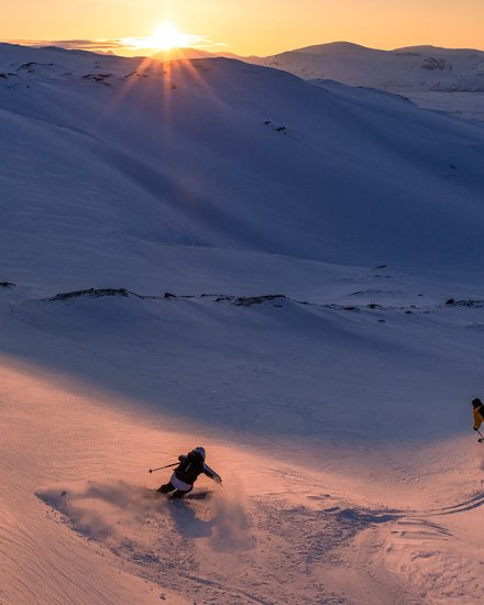 kv&auml;llskid&aring;kning i solnedg&aring;ng