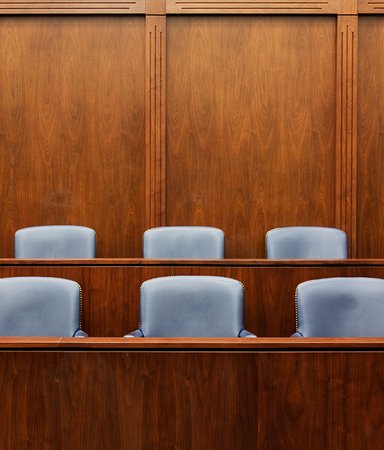 8 spännande romaner med rättegången som fond