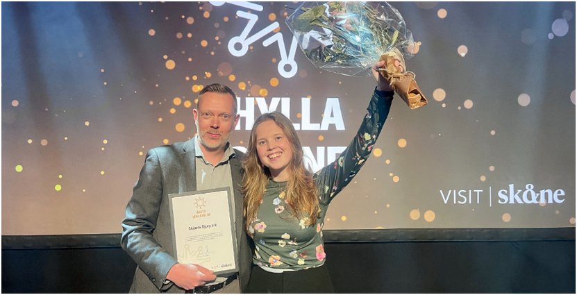 Audun Danielsen och Sara Samuelsson från Skånes Djurpark tog emot priset.  