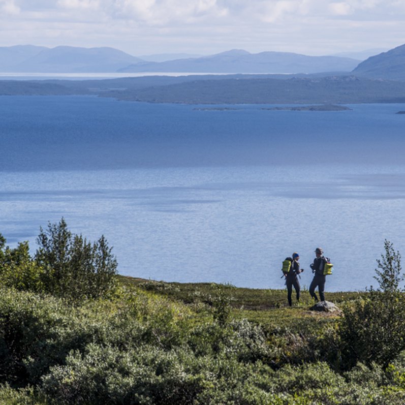 tv&aring; deltagare p&aring; en fj&auml;lltopp p&aring; BAMM