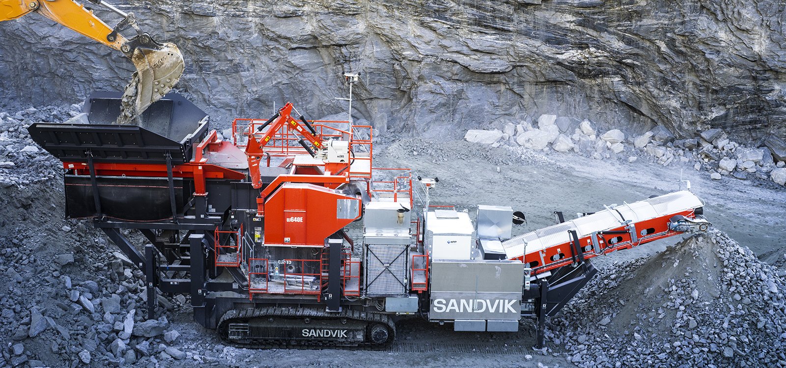 Le concasseur Sandvik UJ640 est équipé d’une extension de trémie de 18 m³ pour permettre un chargement plus rapide. 