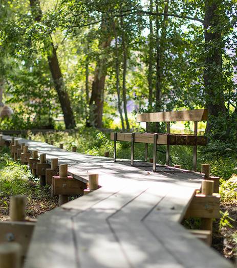 Plats för såväl promenad som samtal längs Drevvikens strand