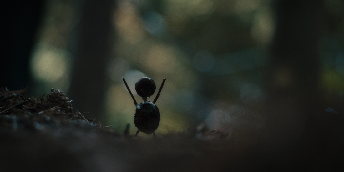 En av alla kastanjegubbar som syns i tv-serien. Foto: Netflix 