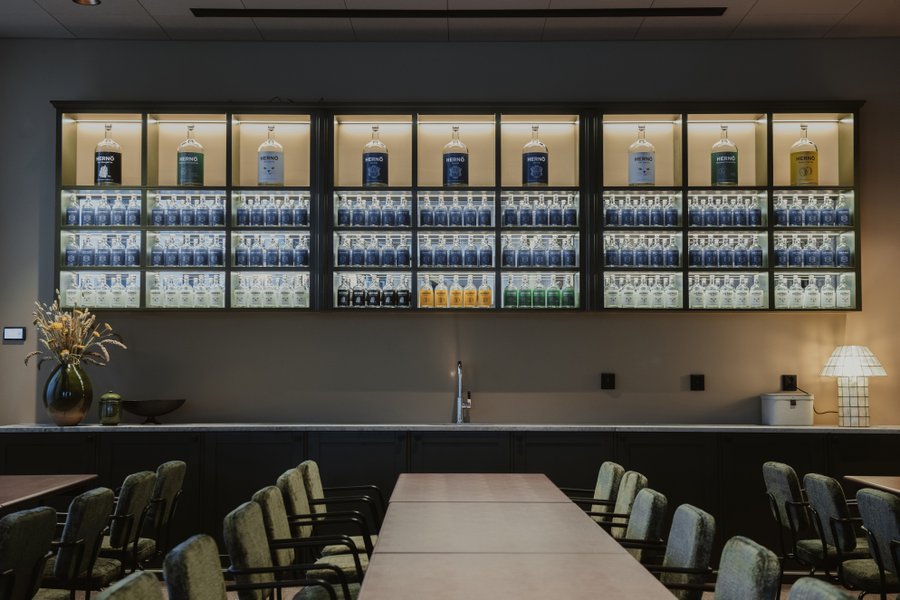 Konferenslokalen Gin Studion. P&aring; bilden syns flertalet ginflaskor uppst&auml;llda p&aring; rad i flera hyllor.