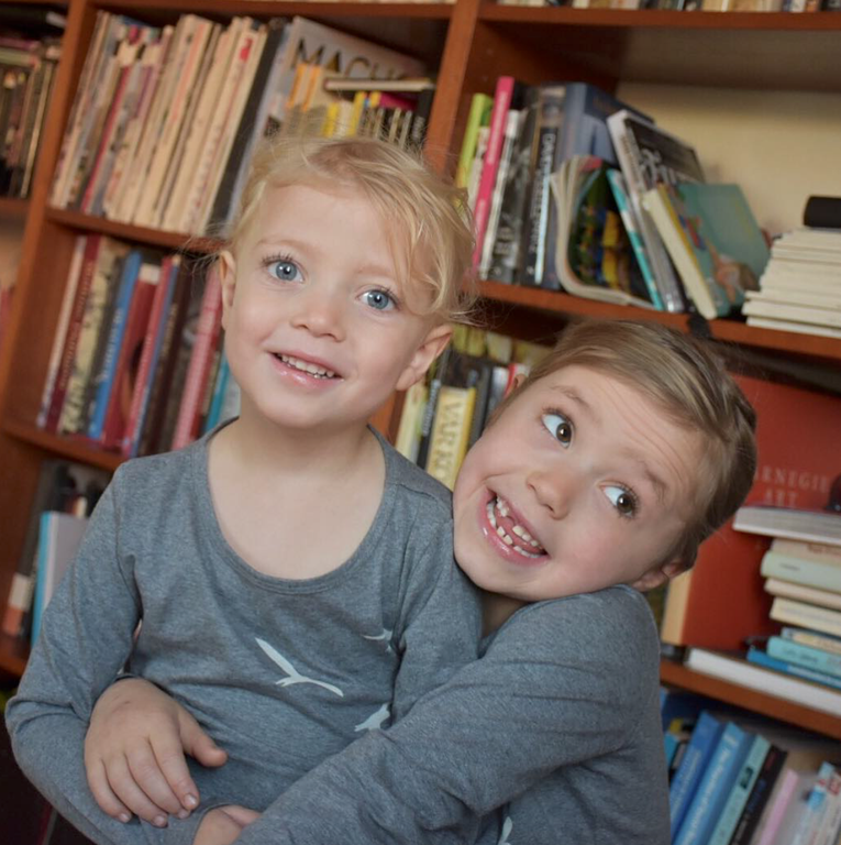 Döttrarna Ruth, 6, och Iris, 8. Foto: Manne Forssberg