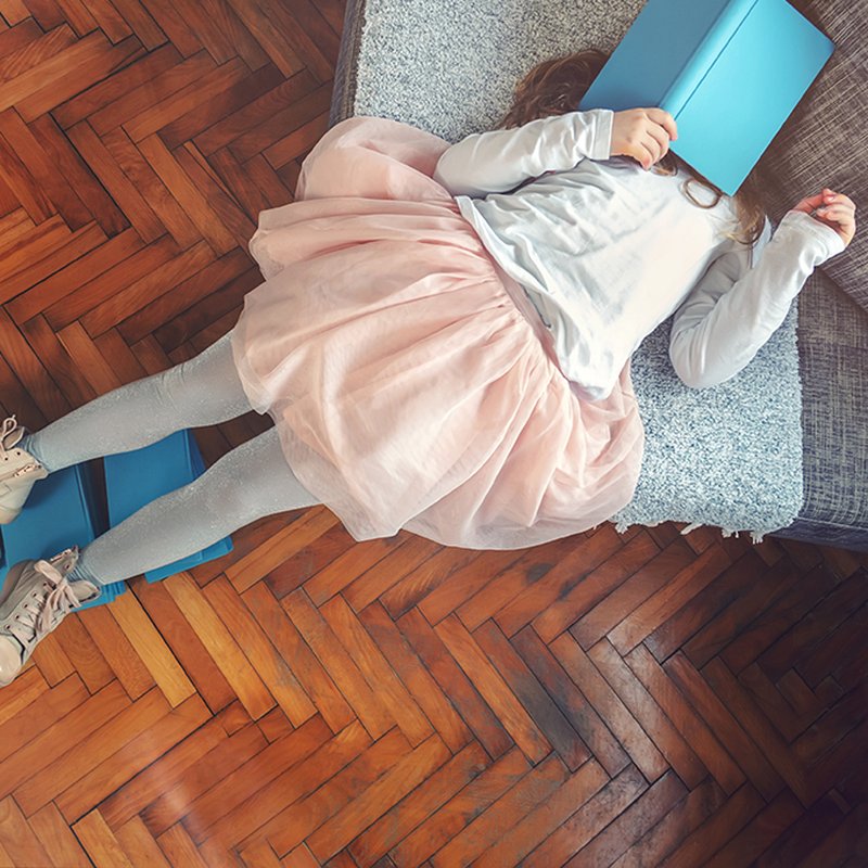 Hemma med barnen? De här böckerna underhåller dem!