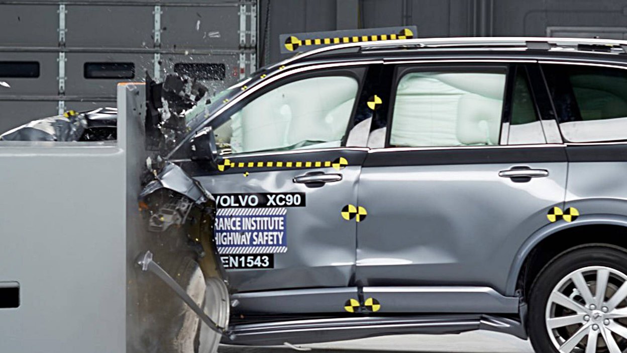 Dieselmotorn kan ha nått vägs ände, tror Volvo personbilar. Detta då tillverkningskostnaden för elbilar väntas sjunka ytterligare. Här slutar livet för en XC90, som även finns med dieselmotor, i samband med ett krocktest.