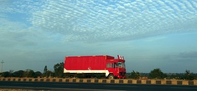 Röd lastbil på väg