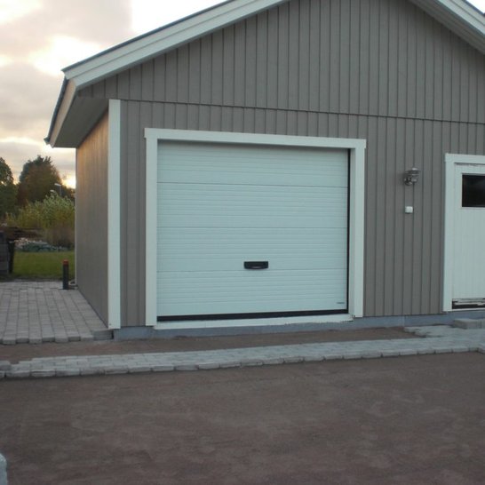 Garage med port och dörr