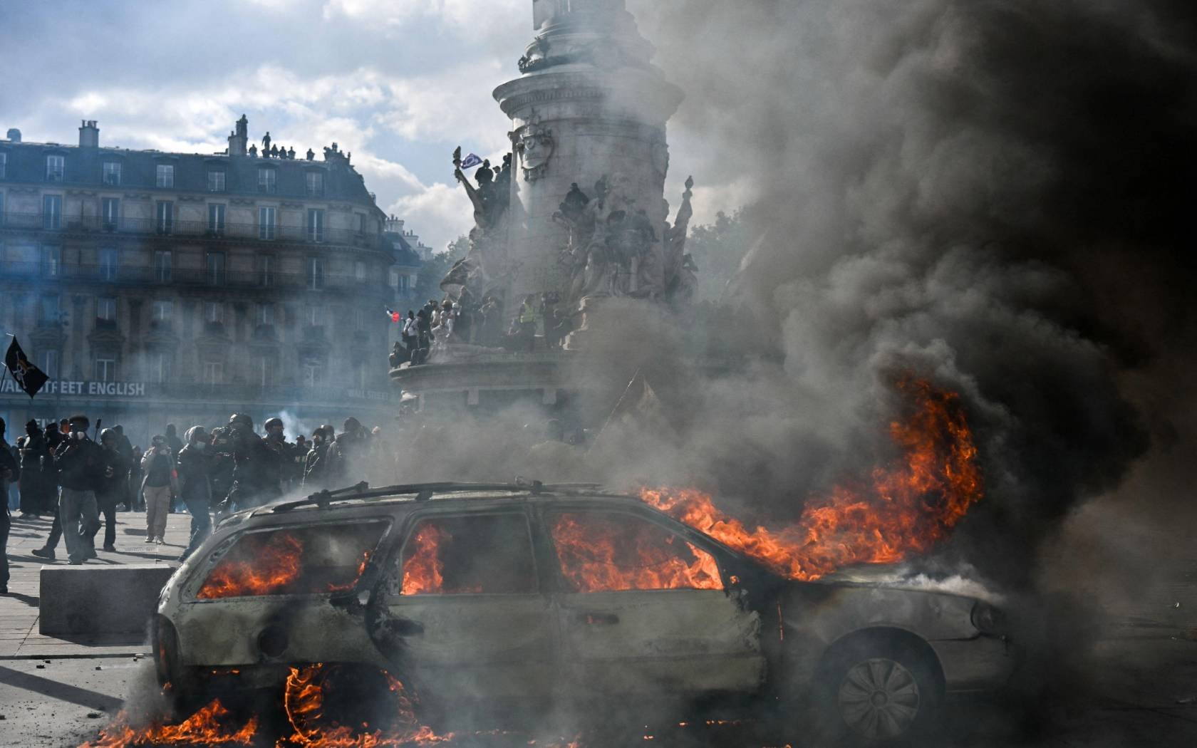 Protesters and police clash in Place de la République, Paris, 17 October 2026.