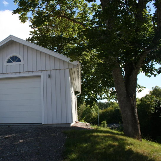 Garage med rejäl lockpanel
