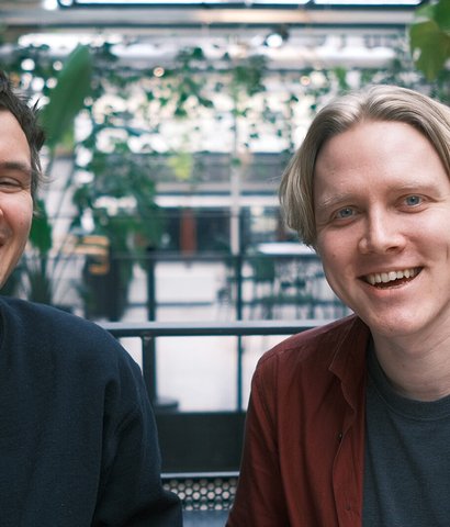 Videoprodusentene Peter og Didrik smiler til kamera.